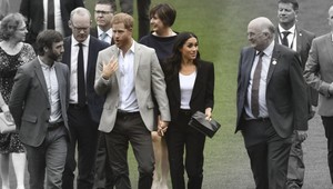 Meghan chce po vzore Diany nosiť smokingy, Harry je proti