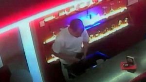 VIDEO: Českí policajti pátrajú po Slovákovi, ktorý vykradol herňu v Prahe