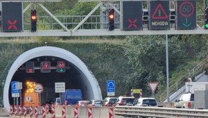 V hlavnom meste kolabovala doprava. V tuneli Sitina sa zrazili štyri autá