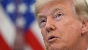 Udržiavať súčasnú americkú podporu NATO je smiešne, vyhlásil Trump