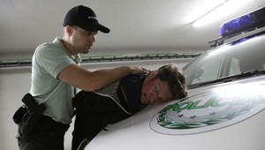 Krvavé oblečenie, zbrane a vypätá situácia! Aj o tom je nový seriál Policajti v akcii