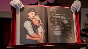 Poézia v krojoch/Kroje v poézii: Jedinečná kniha Rúfusových básní s fotografiami