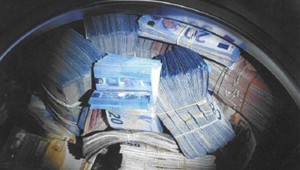 Polícia po zásahu zadržala mladíka. Doma pral špinavé peniaze