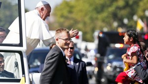 Dievčatko (5) prekabátilo pápežovu ochranku, prekĺzlo až k papamobilu