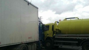 Zrážka dvoch nákladných áut zablokovala cestu. Tadiaľ neprejdete