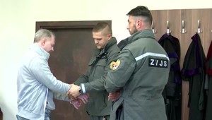 Muž sa so sekerou v ruke vyhrážal vlastnej matke, že ju zabije. Súd mu určil trest