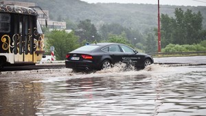 Západnému Slovensku hrozia povodne, lejaky neprestávajú