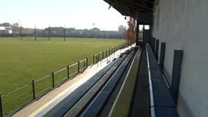 VIDEO: Na futbalového rozhodcu zaútočil päsťou iba 15-ročný chlapec. Vyprovokovali ho diváci