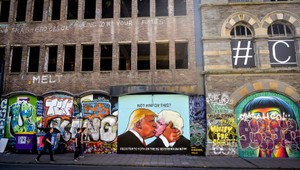 Proti brexitu burcujú odporcovia maľbou bozkávajúcich sa politikov