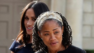 Matka vojvodkyne priletela do Londýna