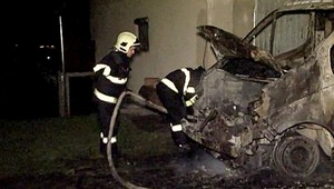 Horiaca dodávka sa pohybovala po dvore, zasahovali hasiči