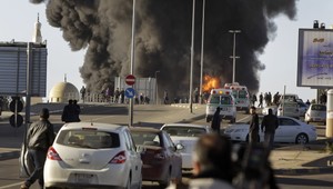 Líbya: Tripolis v plameňoch! Kaddáfi útočí