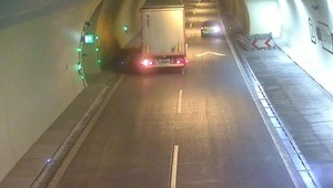 VIDEO: V tuneli sa rozhodol otočiť. Kamión sa mu vyhol v poslednej chvíli