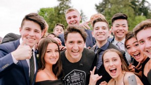 Kanadský premiér si šiel zabehať, ocitol sa na fotografii stredoškolákov