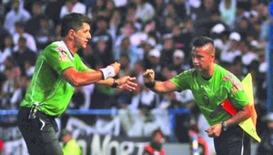 Rozhodca v Argentíne odložil žltú kartu. Používal len červenú!