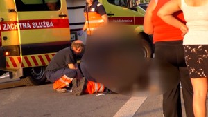 Pod kolesami auta vyhasol život 9-ročného chlapca. Šoférom mal byť policajný kadet