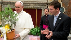 Pápež František sa nebude modliť za Messiho družinu