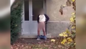 VIDEO: Polonahý muž onanoval na verejnosti