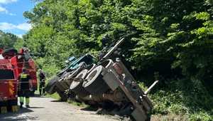 Nehoda pri Slanci uzavrela cestu: Nákladné auto na drevo skončilo v priekope