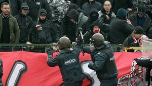 Krvavé večné derby v Sofii. Policajtku vážne zranila bomba