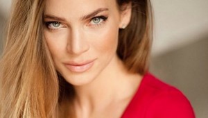 Verešová a jej výstrih BERIE zrak. Bola pod sakom obnažená?