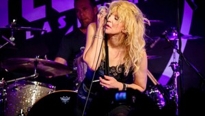 Nedávno vážila len 43 kíl, drogy ju takmer zabili: Vdova po Cobainovi sa predviedla v bikinách