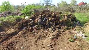 Ilegálna skládka na cirkevnom pozemku rozdelila dedinu. Vinník je neznámy