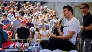 FBI stále pátra po strelcovi, ktorý zabil aktivistu Kirka, objavila ale pušku