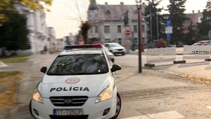 Trojica, obvinená z okrádania dôchodcov sa postavila pred súd. Pred budovou súdu novinárov napadla skupina ľudí