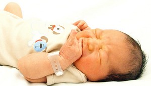 Porodila pri vchode do nemocnice