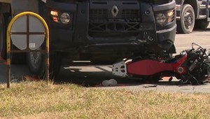 Tragická nehoda na križovatke: Motocyklista neprežil zrážku s nákladným vozidlom