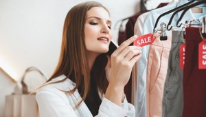 Kupujete si oblečenie, ktoré potom nenosíte? Používajte v obchode tieto triky!