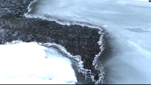 Jeden zlý krok a turista sa kúpe v ľadovej vode. Najväčšia zimná atrakcia robí záchranárom starosti