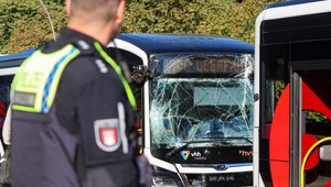Vážna nehoda: Pri zrážke dvoch autobusov sa zranilo 20 ľudí vrátane detí