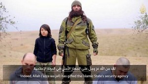 Islamisti zverejnili nové video. Chlapec na ňom popravil Rusov