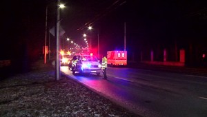 Nočná jazda pripraví policajta o miesto. S takmer dvomi promile skončil v strome