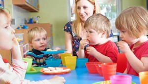 Čo jedia škôlkári na Slovensku a v Rakúsku? Porovnali sme ich jedálničky