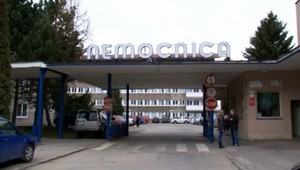 Pred nemocnicou hrozil, že sa vyhodí do vzduchu. Alah je veľký, kričal