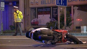 Motorkár (18) to napálil do dodávky. Utrpel vážne zranenia