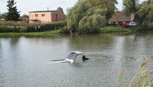 VIDEO: Auto, ktoré usmrtilo 21-ročného chodca, našli v jazere