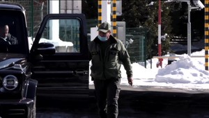 Na hraniciach so susednými štátmi je rušno. Prevádzačstvo je veľká sieť a nie je ľahké ju rozbiť