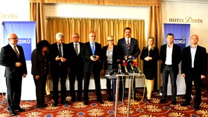 SDKÚ-DS hľadá šéfa, stranu chcú zachrániť viacerí kandidáti