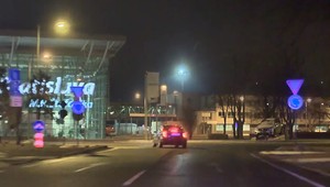 Vodič nereagoval ani na varovné výstrely policajtov. Zastavila ho až priekopa