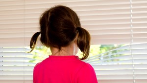 Žena ukrývala svoje dieťa 2 roky v kufri auta. Hrozí jej 20 rokov väzenia