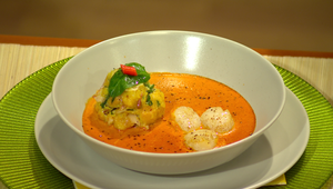 Mušle sv. Jakuba, paprikáš z údenej papriky, špenátové knedličky