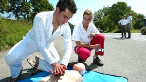 Ako poskytovať prvú pomoc pri zastavení srdca a dýchania? Tento článok môže zachrániť život!