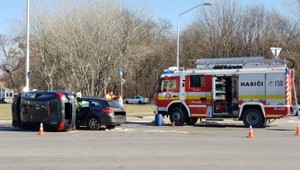 Pri Ekonomickej univerzite v Bratislave sa zrazili dve autá. Jedno skončilo prevrátené