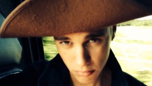 Justin Bieber (20) dostal opäť želiezka, no Selene Gomez (22) to neprekáža!