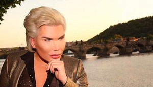 Milenci?! Počas zákroku držal Kena za ruku SLÁVNY Čech