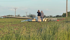 Pád vetroňa spôsobil rozsiahly výpadok prúdu, pilot skončil v nemocnici